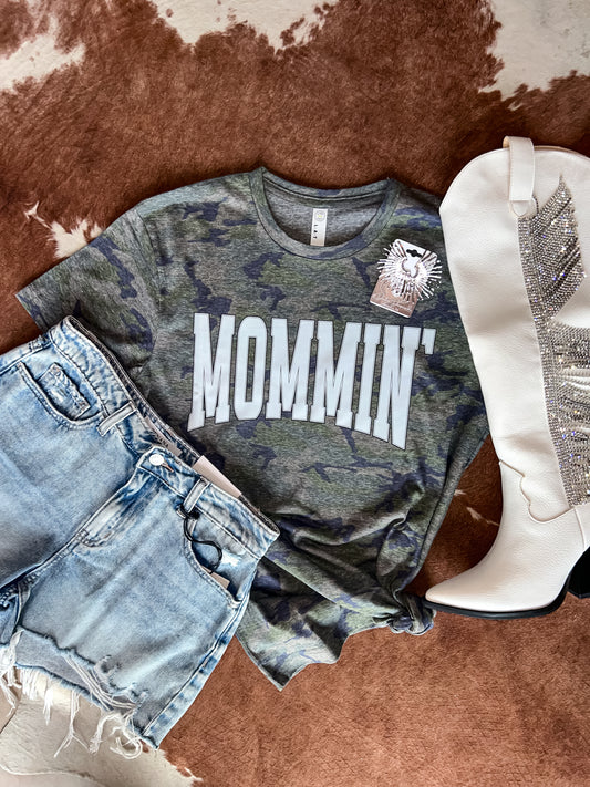 Mommin’ Tee