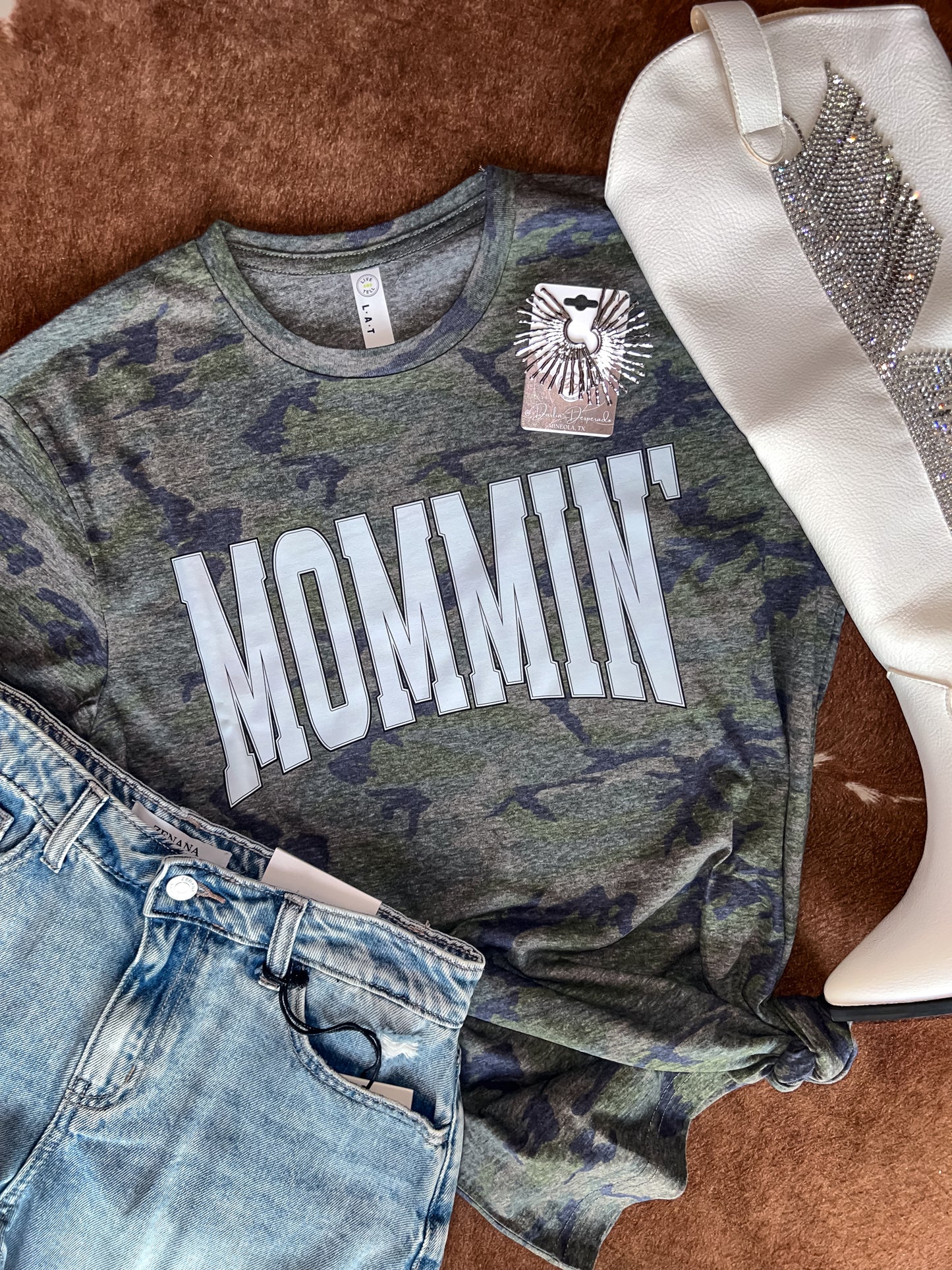Mommin’ Tee